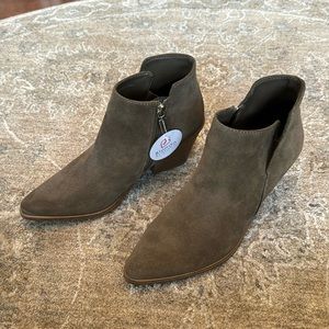 Blondo Naple Suede Waterproof boots NWT no box Sz 9.5